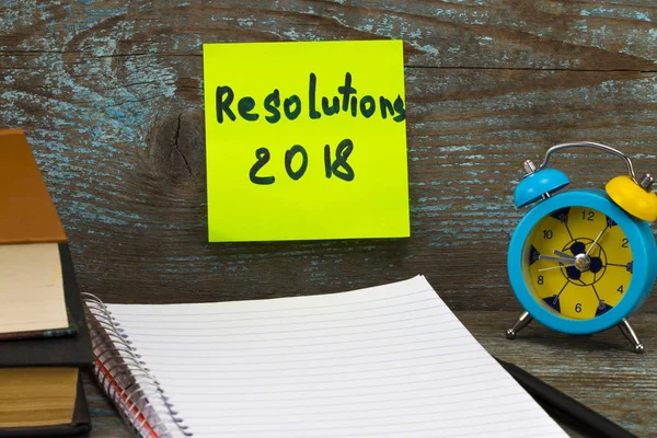 2018 Nouvelle résolution de l'année sur un bloc-notes et réveil sur bois ta — Photo