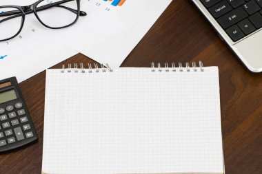  Ofis Resepsiyon Masaları boş, kalem, mali rapor ve c fincan