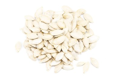 Beyaz arkaplanda izole edilmiş kabak tohumları