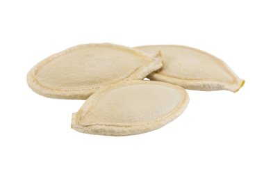 Beyaz arkaplanda izole edilmiş kabak tohumları