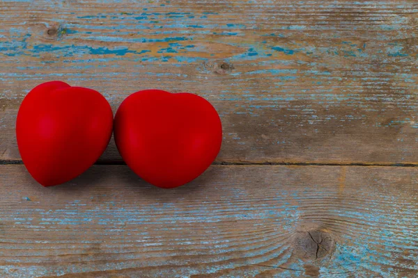 나무 배경 복사 공간에 두 개의 빨간 심장 — 스톡 사진