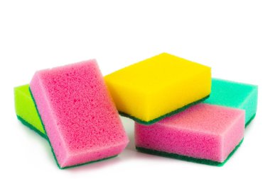 Beyaz arka planda izole edilmiş bulaşık yıkama süngerleri