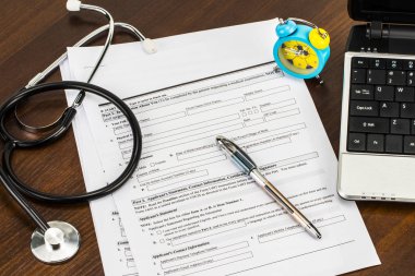 Laptop ve stetoskop ve tıbbi kayıtları, tıbbi kavramı