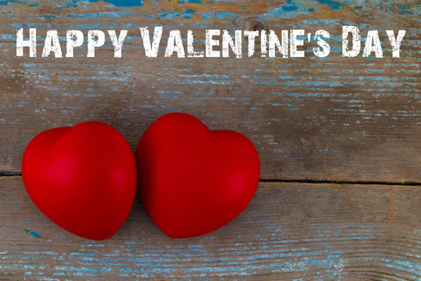 本文に赤の心: 木製の古いボード上の幸せなバレンタインデー — ストック写真