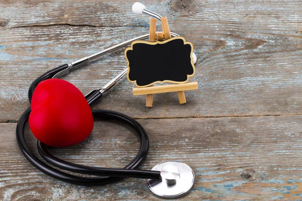 Stethoskop mit rotem Herz und Tafel mit Leerraum für ein — Stockfoto