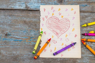 Çocuk kırmızı kalp çizer. El yapımı. Proje çocuk