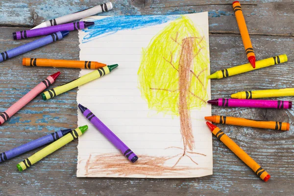Το παιδί αντλεί ένα δέντρο. Χειροποίητο. Το έργο των παιδιών creativ — Φωτογραφία Αρχείου