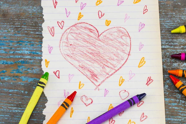 Çocuk kırmızı kalp çizer. El yapımı. Proje çocuk