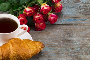 Fincan kahve kokulu güller ve kruvasan ahşap b