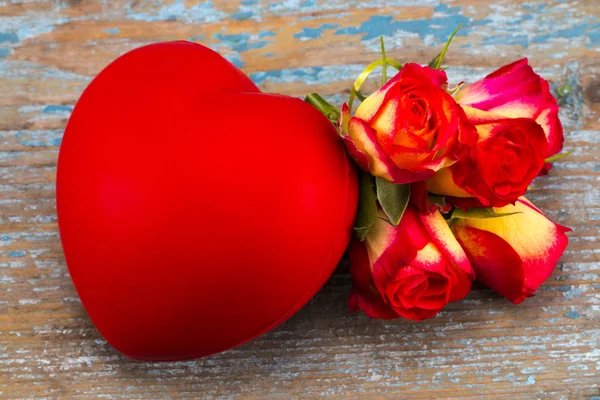 Corazones rojos, rosa, sobre una mesa de madera. Fondo del Día de San Valentín — Foto de Stock