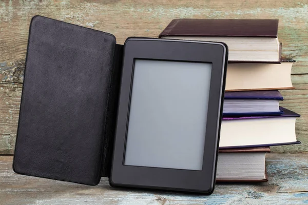 E-book and old books. New technologies in book publishing — Stock Photo, Image