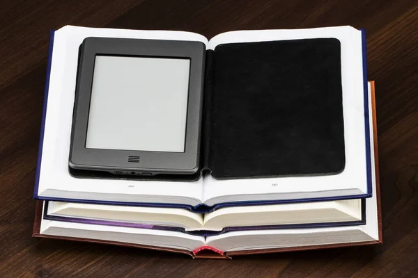 E-boek en oude boeken. nieuwe technologieën in het boek publiceren — Stockfoto