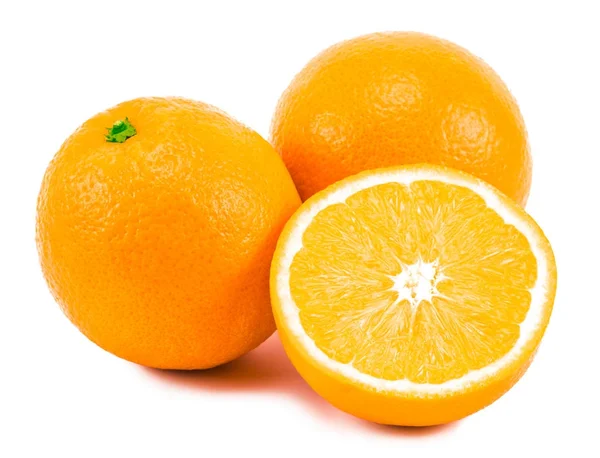 Свіжі апельсинові фрукти зі скибочкою ізольовані на білому — стокове фото
