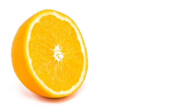 オレンジ、白い背景で隔離の半分 — ストック写真