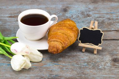 Taze Beyaz Lale ve yazı tahtası ile kruvasan ile kahve fincanı 