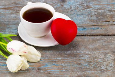 Taze beyaz laleler ve ahşap backgro kalbi ile kahve fincanı