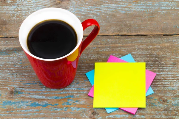 Kopje koffie en een kleverige nota's met lege ruimte voor een tekst op — Stockfoto