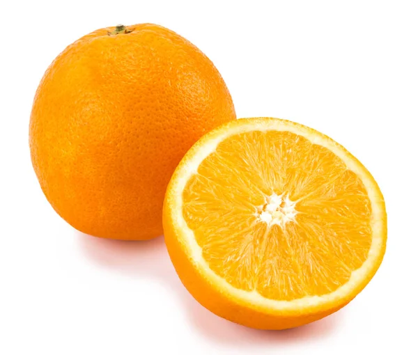 Laranja com metade de laranja isolada no fundo branco — Fotografia de Stock