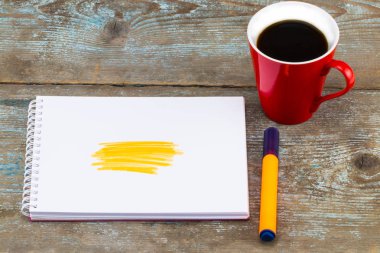 El ile yazılmış çizilmiş sarı fosforlu kalem çizgili açık defter 