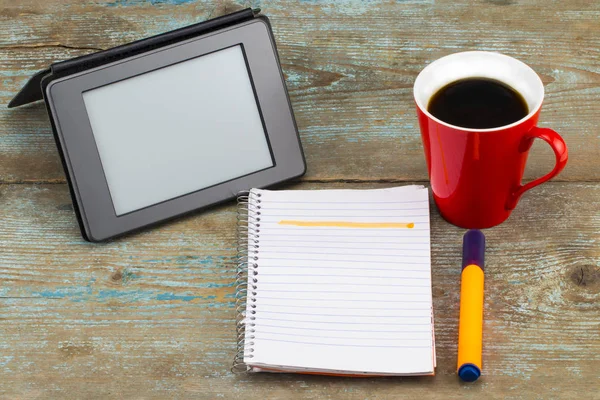 Tablet pc met notitieblok openen en kopje koffie op de houten bac — Stockfoto