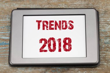 Ahşap masa ekranda e-kitap kitabe eğilimleri 2018