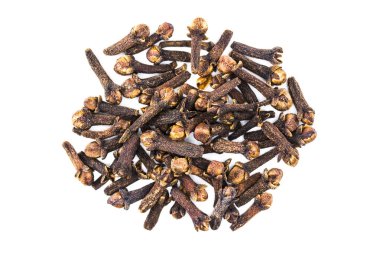 Karanfil baharatları beyaz arkaplanda izole edilmiş, yakın plan