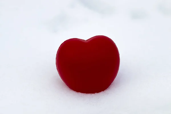 Beau coeur rouge sur neige. Amour, affection, Saint Valentin. Il... — Photo
