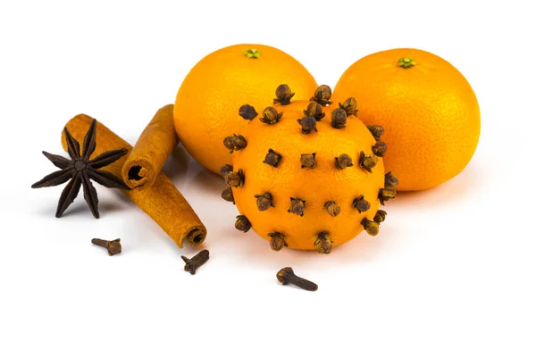 Спелые мандарины с корицей и гвоздикой, изолированные на белом — стоковое фото