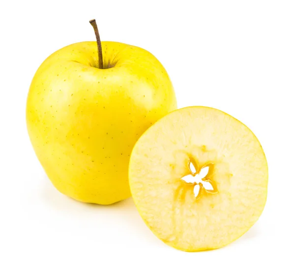 In Scheiben geschnittene goldene köstliche Äpfel isoliert auf weiß — Stockfoto