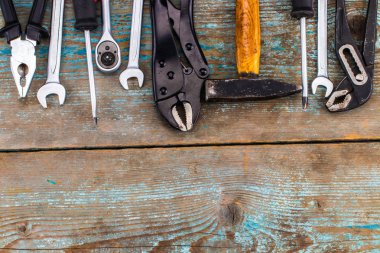 Metin için yer ile ahşap bir arka plan üzerinde araç kümesi