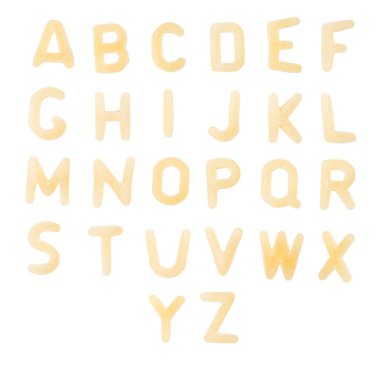 Beyaz arka plan üzerinde izole makarna harflerin yapılan alfabesi