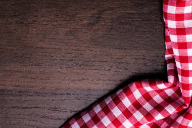 Metin için boş alan ile eski ahşap üzerine peçete masa örtüsü