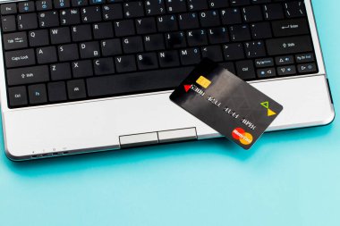 Online ödeme, laptop, kredi kartı online alışveriş için