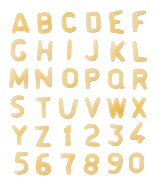 Beyaz arka plan üzerinde izole makarna harflerin yapılan alfabesi