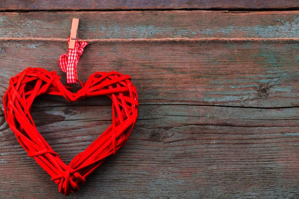 Dia dos namorados fundo com corações vermelhos em tábuas de madeira — Fotografia de Stock