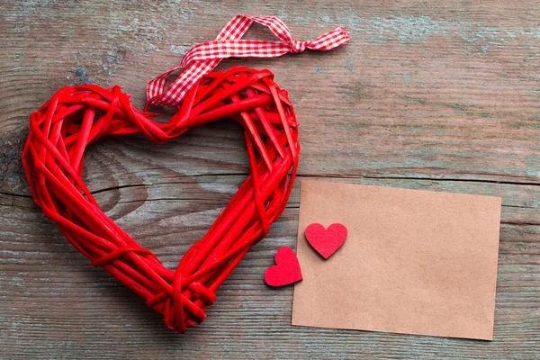 Cartão de saudação com um coração vermelho e espaço para texto em uma ba de madeira — Fotografia de Stock