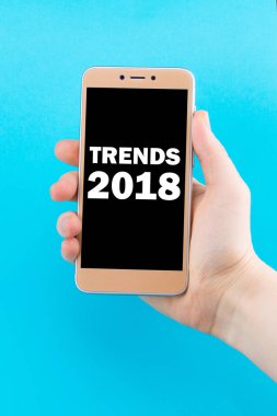 Telefon ekranında eğilimleri 2018 yazıt. Altın telefon el üzerinde