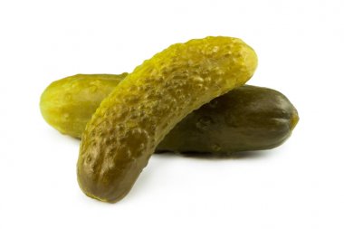 Beyaz arka plan üzerinde izole Marine salatalık turşusu