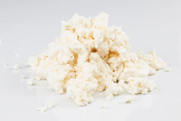 Süzme peynir (lor) yığın, üzerinde beyaz izole — Stok fotoğraf