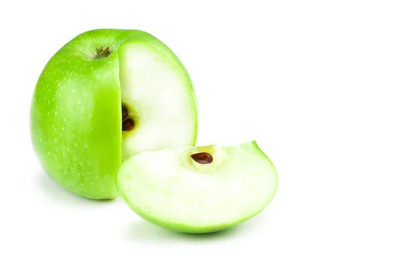 Pommes vertes et tranches de pomme isolées sur fond blanc — Photo