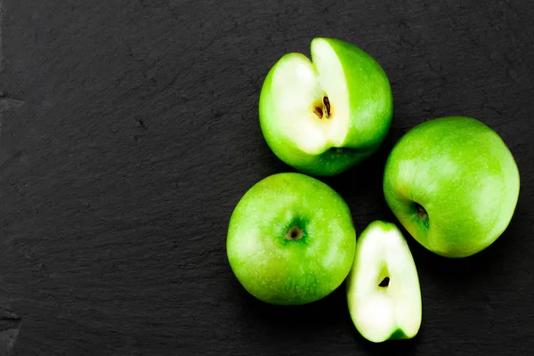 Зеленые яблоки на каменном столе. Вид сверху с пространством для копирования — стоковое фото