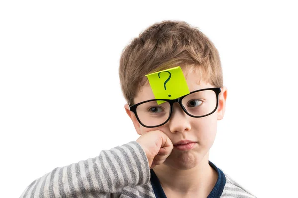 Confused boy thinking with question mark on sticky note on foreh — Stock Photo, Image
