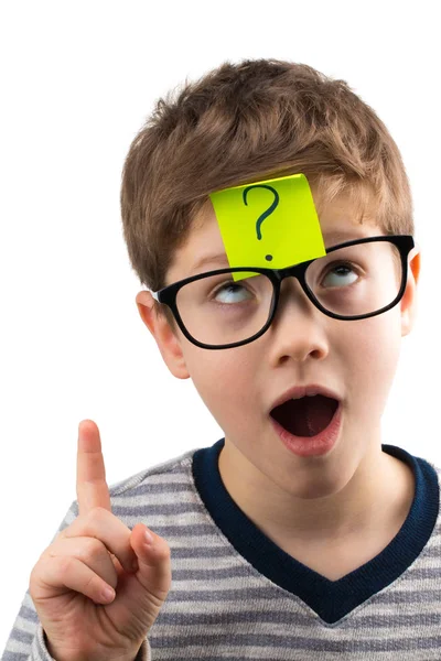 Verwirrter Junge denkt mit Fragezeichen auf klebrigem Zettel auf Vordermann — Stockfoto