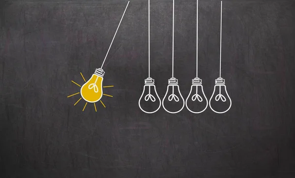 Harika bir fikir. Yaratıcılık kavramı ile kara tahta üzerinde Işık Ampüller
