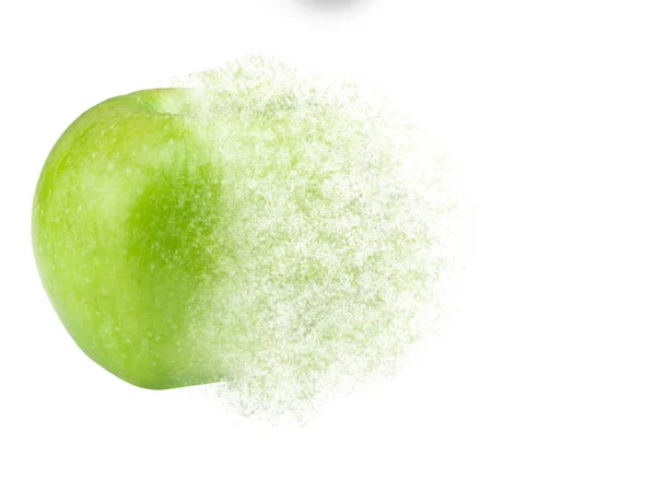 Yeşil elma üzerinde beyaz backgr izole küçük parçalar halinde dağınık — Stok fotoğraf