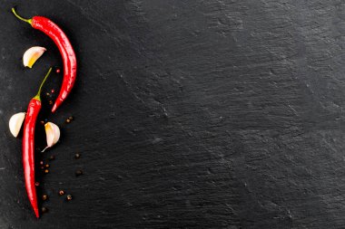 Kırmızı sıcak biber ve karabiber siyah arka plan, üst v