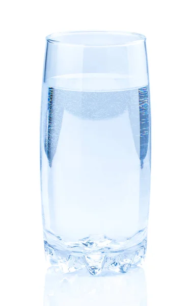 Glas mit Wasser isoliert auf weißem Hintergrund — Stockfoto