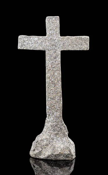 Statue en pierre de la crucifixion de Jésus-Christ isolé sur un bl — Photo