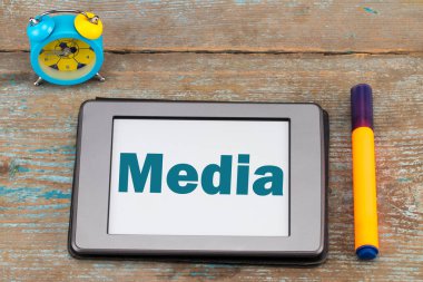 medya - tablet ekran üzerinde yazıt. Tablet ve çalar saat o