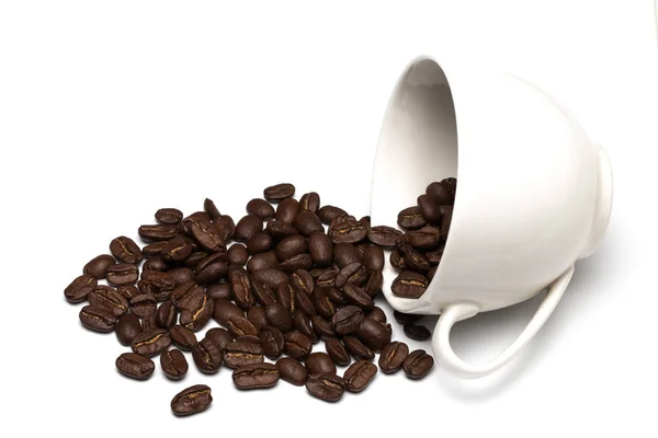 Кавові зерна в чашці кави ізольовані на білому — стокове фото